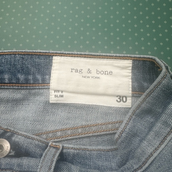 rag & bone Fit 2 slim size 30
Slim fit light indigo (Hayes)
Inseam 26 cropped - Picture 4 of 8